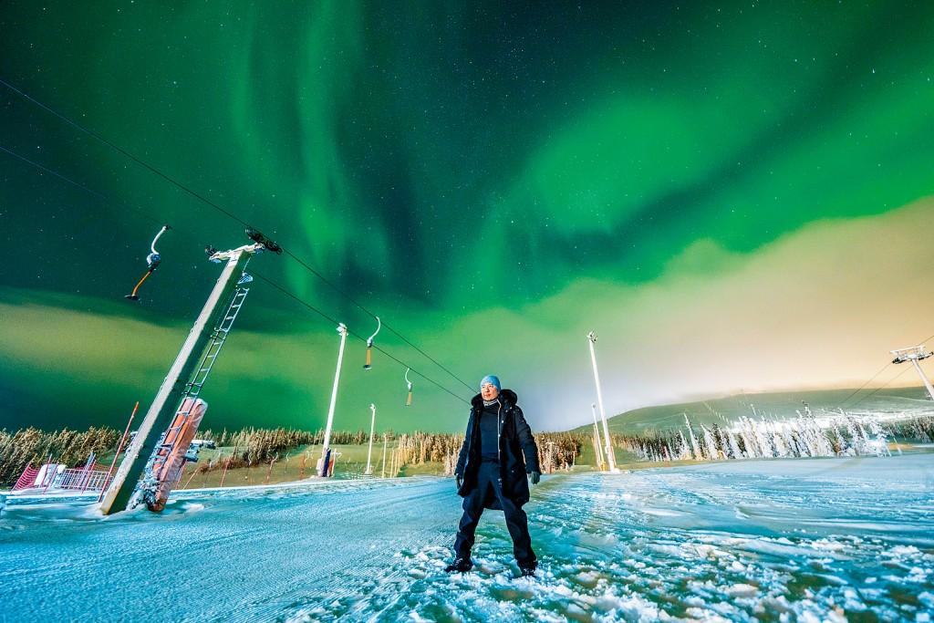 唐銘輝曾摸黑登上芬蘭的滑雪場，攝下名為「黑夜之神受傷了」的極光相片。