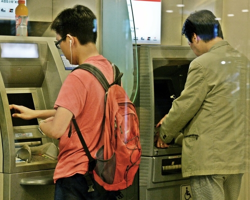 警方指疑犯的目標是於銀行提取大量現金的市民。資料圖片