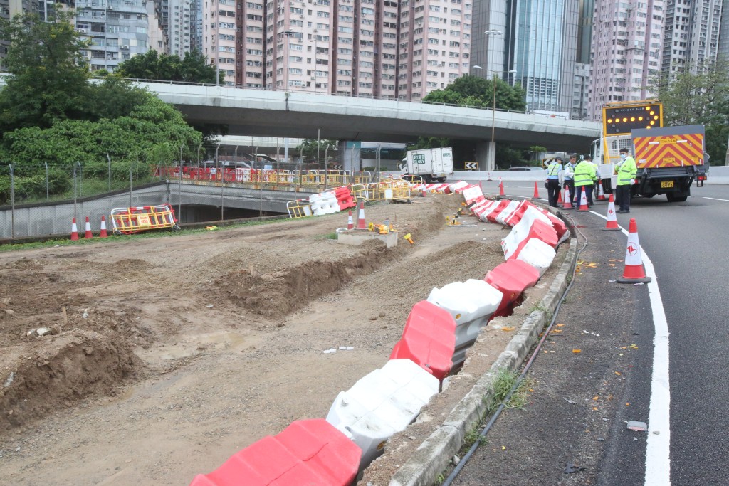 多個路邊水馬被靈車撞冧。 多個路邊水馬被靈車撞冧。