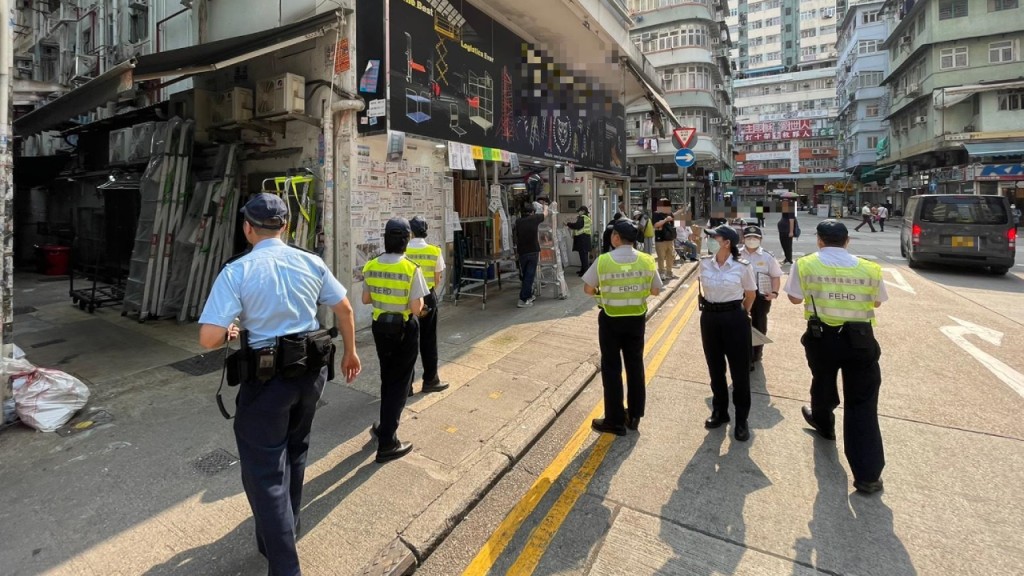 警方食環聯合行動 打擊油麻地阻街違泊。警方圖片