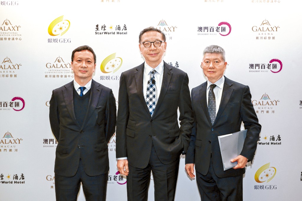 銀娛主席呂耀東(中)對澳門政府今年的賭收預期有信心。