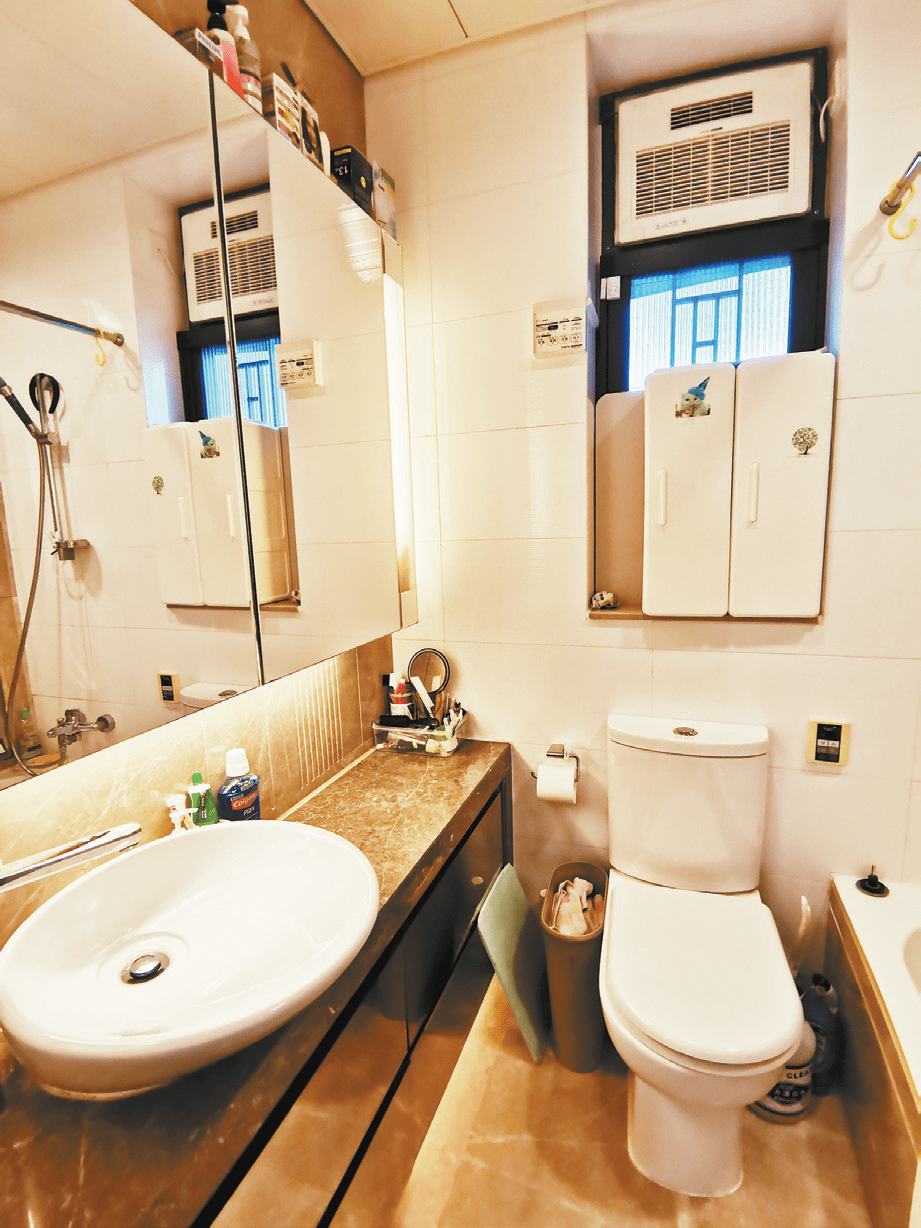 浴室為明廁，裝有抽氣扇，空氣流通。