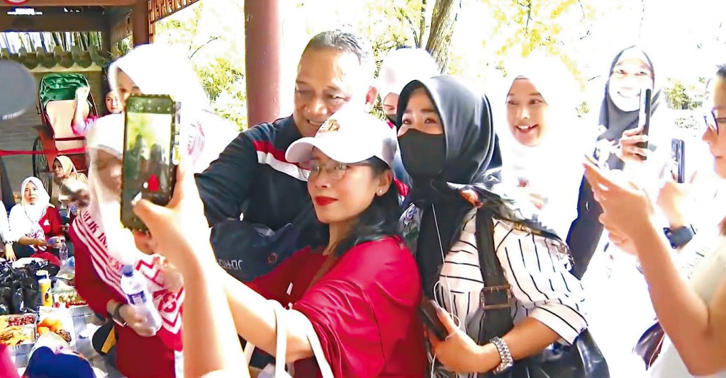 印尼移工保護局局長Benny Rhamdani，昨日到荔枝角公園與印傭見面。