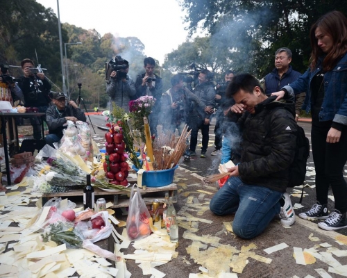 男子當場跪地流淚大喊。