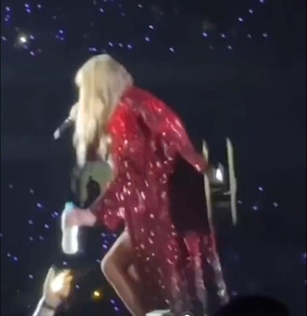 泰勒絲在演唱會中有中途飲水。