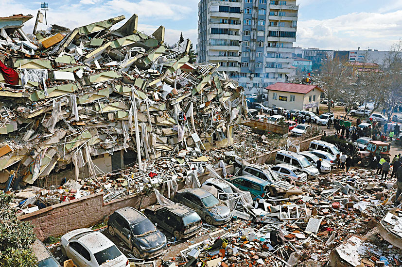 在震央附近的土國東南部城市卡赫拉曼馬拉什,多幢住宅大廈震塌,滿目瘡痍。