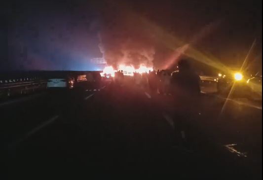 湖南運煙花貨車翻側起火，導致8車「串燒」2人受傷。