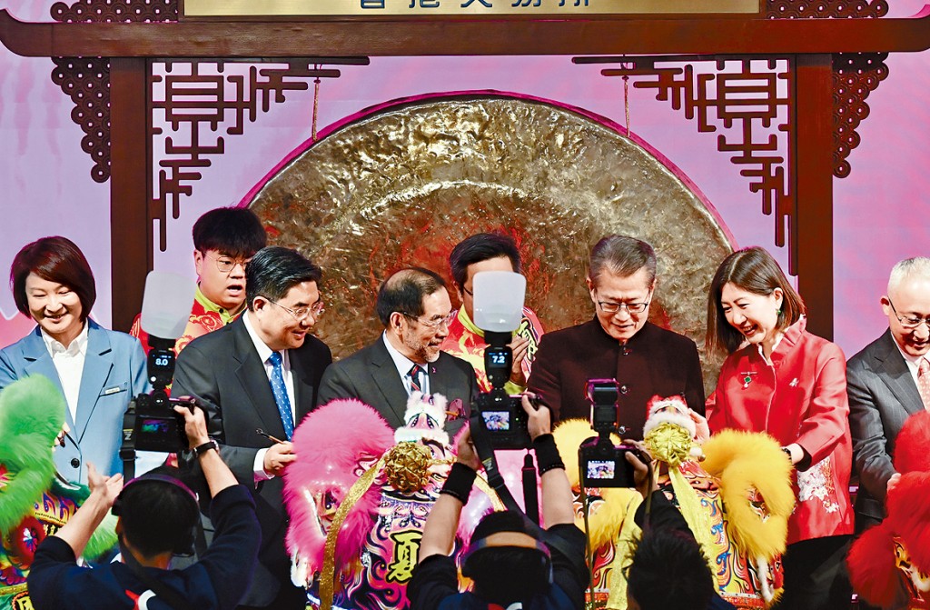 陳茂波(右二)預期香港市場今年必能如駿馬般跨越險阻。