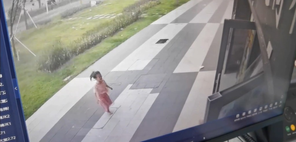颱風紅霞吹襲廣東,閉路電視拍下女孩被強風吹出戶外的驚險情景。微博@我宇太陽肩並肩 颱風紅霞吹襲廣東,閉路電視拍下女孩被強風吹出戶外的驚險情景。微博@我宇太陽肩並肩