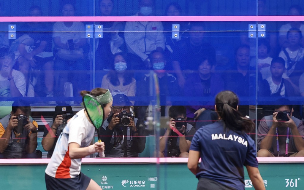 2023年9月30日，女子壁球团体金牌赛香港对马来西亚，记者在玻璃墙后拍摄。徐嘉华摄