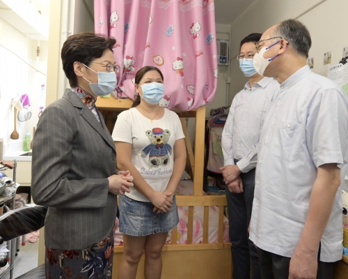 林鄭月娥探訪4戶過渡屋家庭。新聞處圖片