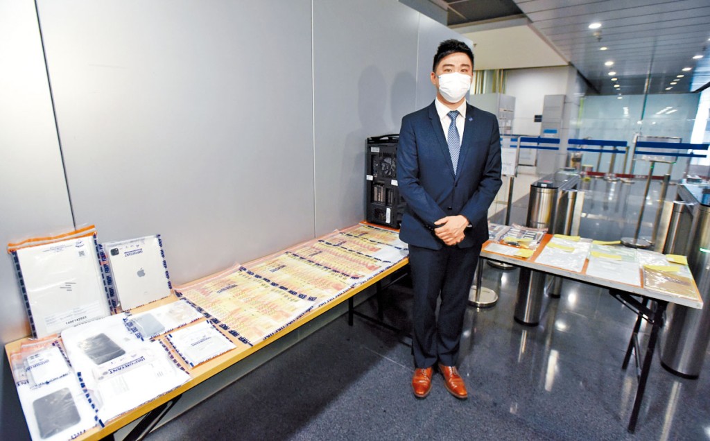 總督察鄭澤仁展示檢獲證物。