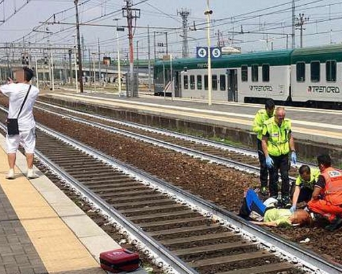 青年举胜利手势自拍。网图