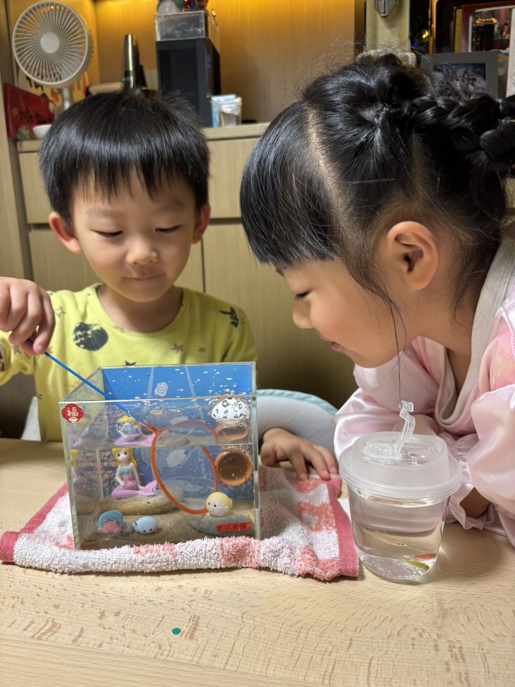 活動會派發小魚數條，小朋友得好好照顧牠們，從中也體會對父母平日照顧自己的辛勞。（圖片來源：《親子王》）