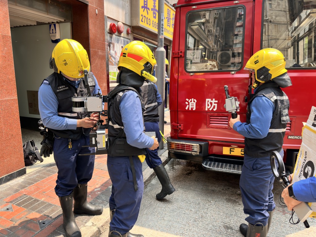 消防火警調查組人員到達華豐大廈搜證。梁國峰攝