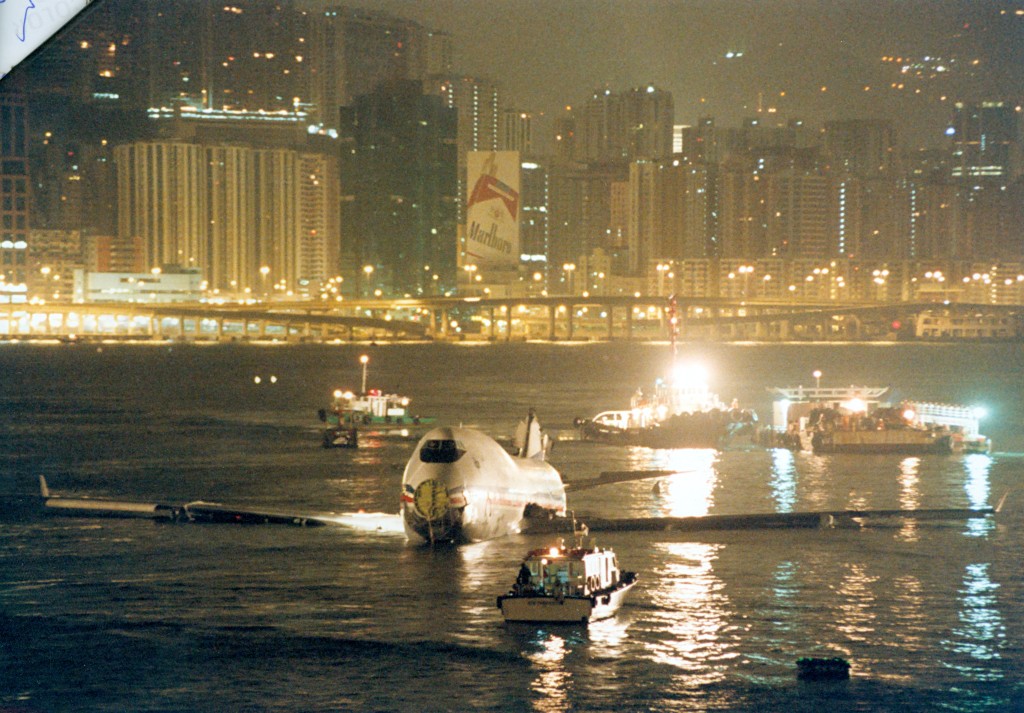 1993年11月4日啓德機場中華航空客機墮海。資料圖片