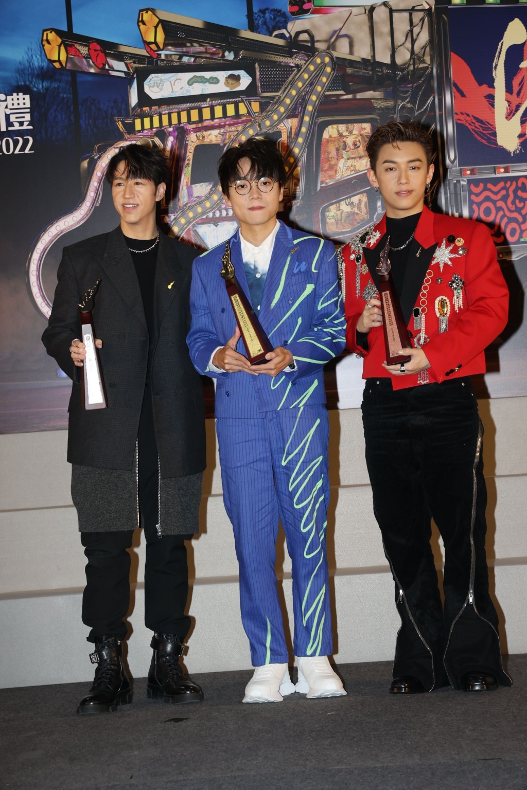 冯允谦、林家谦及张天赋(MC)今年初分膺商台《叱咤乐坛流行榜颁奖典礼》男歌手银、金及铜奖。。