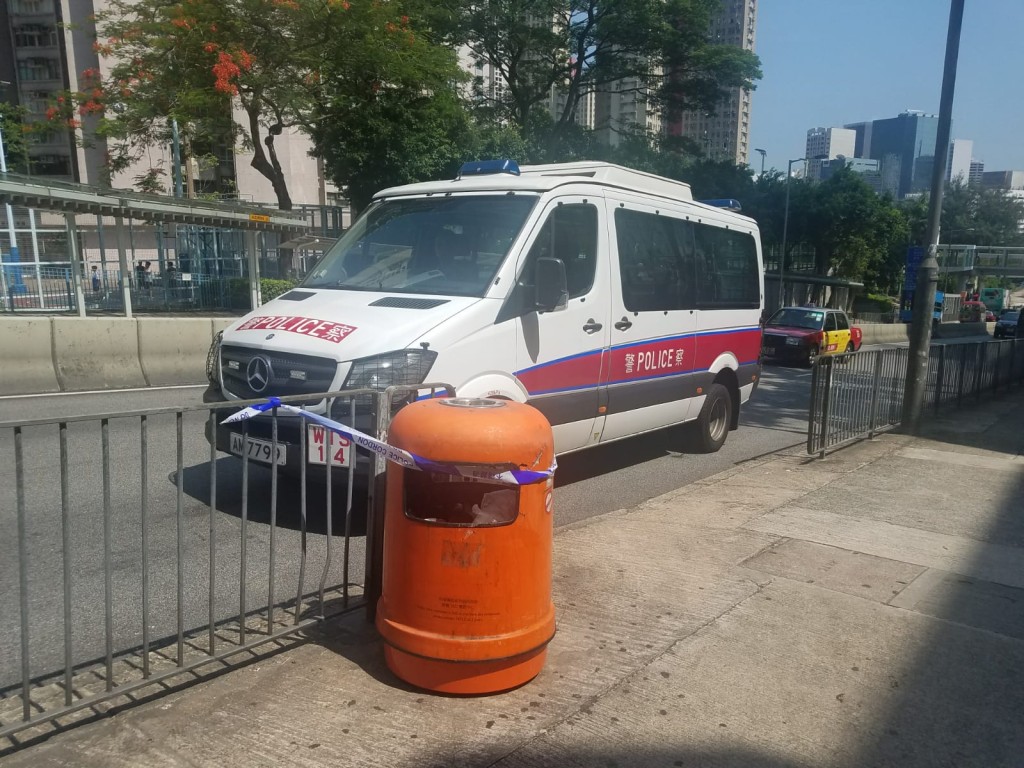 警員圍封附近垃圾桶