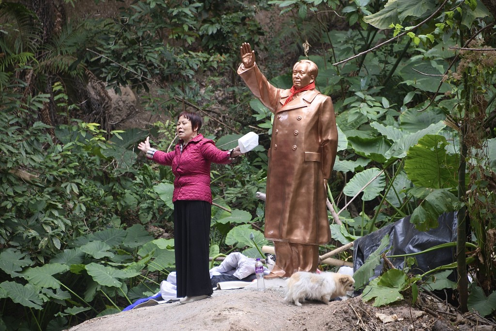 芳姐站毛澤東雕像前拒離開。