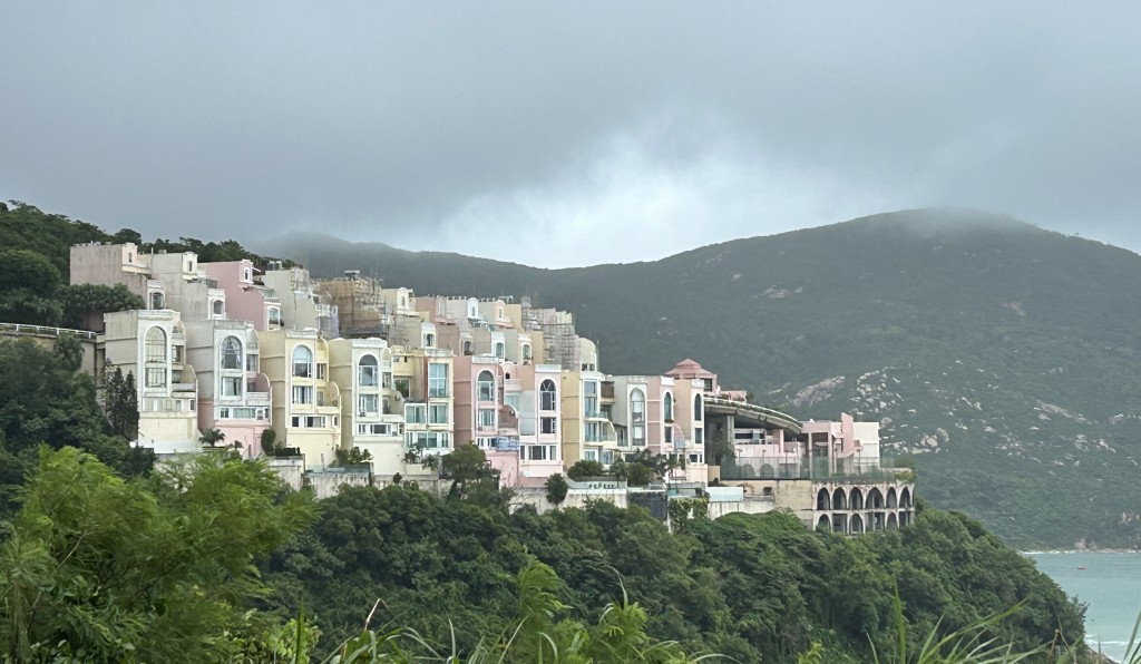 屋宇署於2023年9月開展大規模行動，巡查紅山半島臨海一帶獨立屋，在多幢獨立屋發現僭建物。