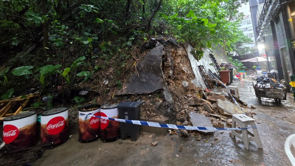 黑雨｜全港3宗山泥傾瀉 包括鴨脷洲東涌荃灣 政府派員視察。FB：土力場