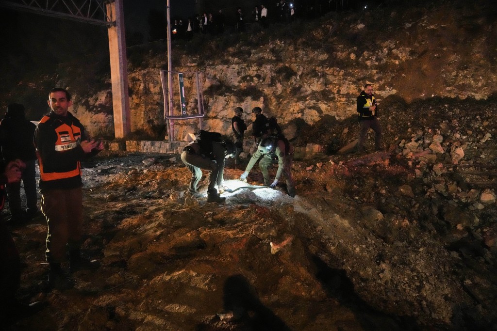 耶路撒冷1條主要道路上遭彈藥直接撞擊。美聯社 耶路撒冷1條主要道路上遭彈藥直接撞擊。美聯社