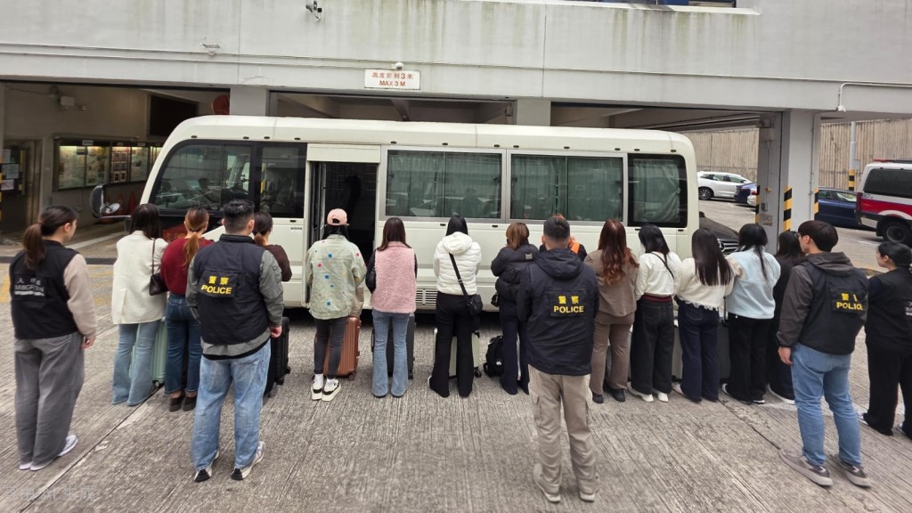 警伙入境处荃湾扫黄 拘15内地女