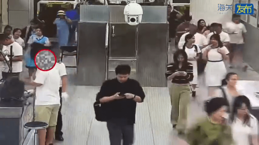 北上「水貨客」福田口岸被截查。 北上「水貨客」福田口岸被截查。