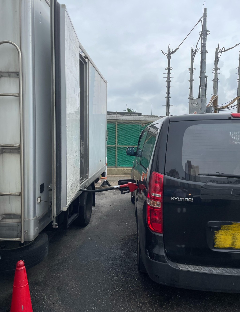 消防在筲箕灣搗破一個非法加油站。