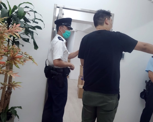 找換店職員報稱離開時於後樓梯遭一名男子推落樓梯並暈倒,並被搶走100多萬。
