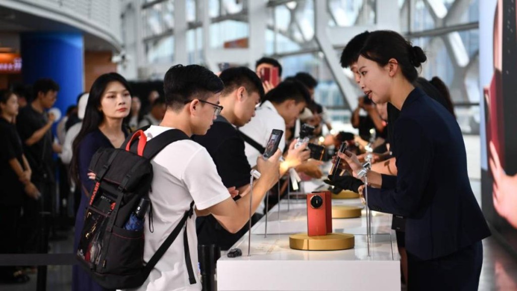 華為相隔5年重奪內地手機銷冠。新華社