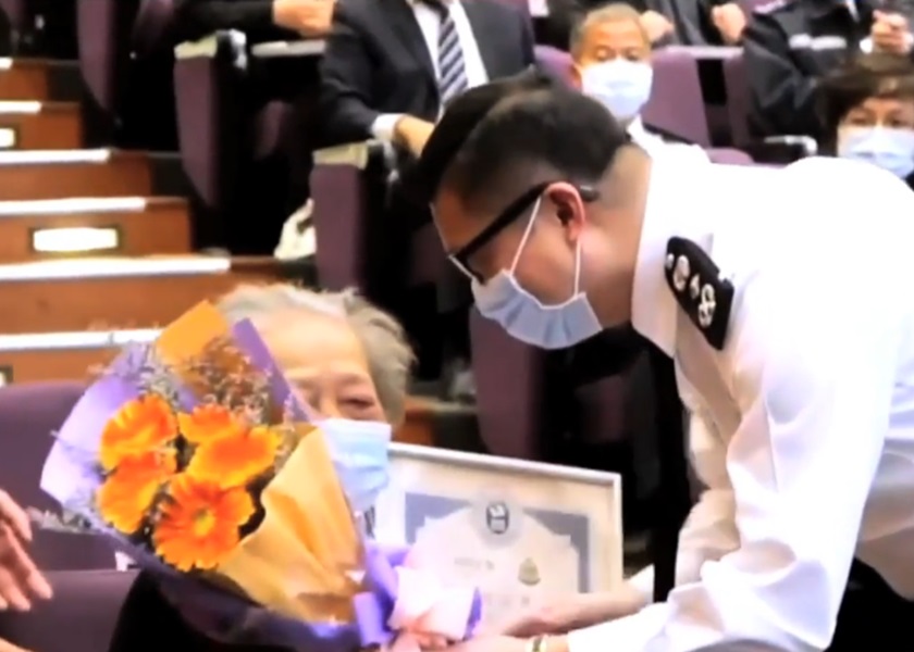 劉婆婆去年獲警務處處長鄧炳強頒發好市民獎。西區耆樂警訊影片截圖