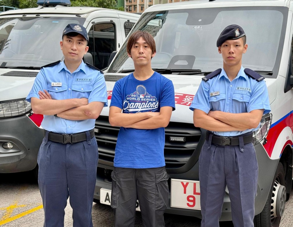 巴士司機任傑貽(中)、警員鄧彥章(左）及倪瑞謙(右)上年4月成功制止一宗發生於巴士內的盜竊案，保障了乘客的財產安全。