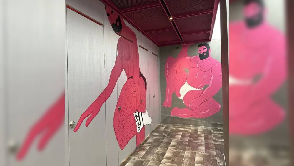 河北石家莊一處商場的女廁驚現粉紅男僅穿內褲擺挑逗姿勢的壁畫。