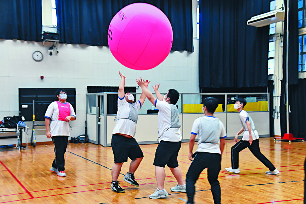 圖為學生在玩健球時的激烈場面。