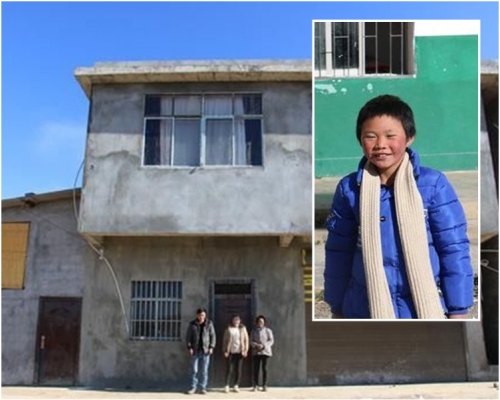 王褔满(右图)如今的与爸妈(大图)等家人已入住新居。