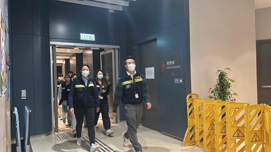 入境處於今日晚上前往九間臨時庇護中心，為有需要的居民預先進行登記。