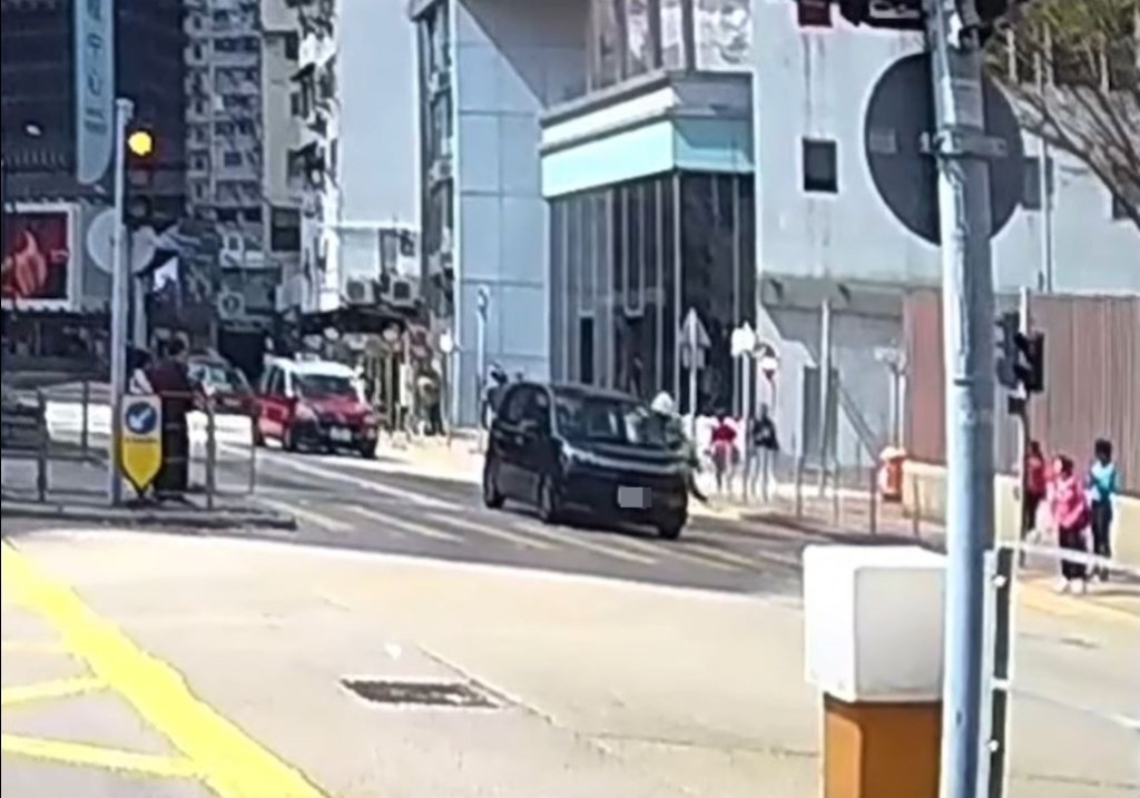 尾隨即察電單車收掣不及，撞上七人車。fb車cam L（香港群組）影片截圖