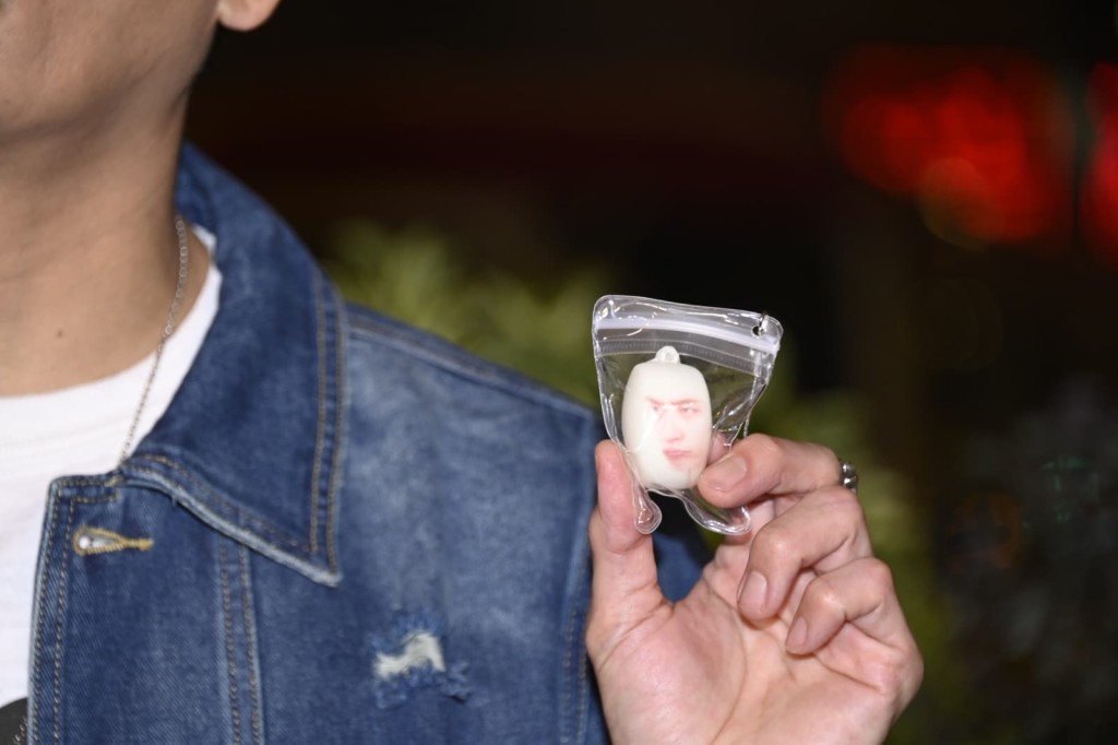 黄宗泽杀入旺角派“饮奶样”、“嘟嘴”出气球。