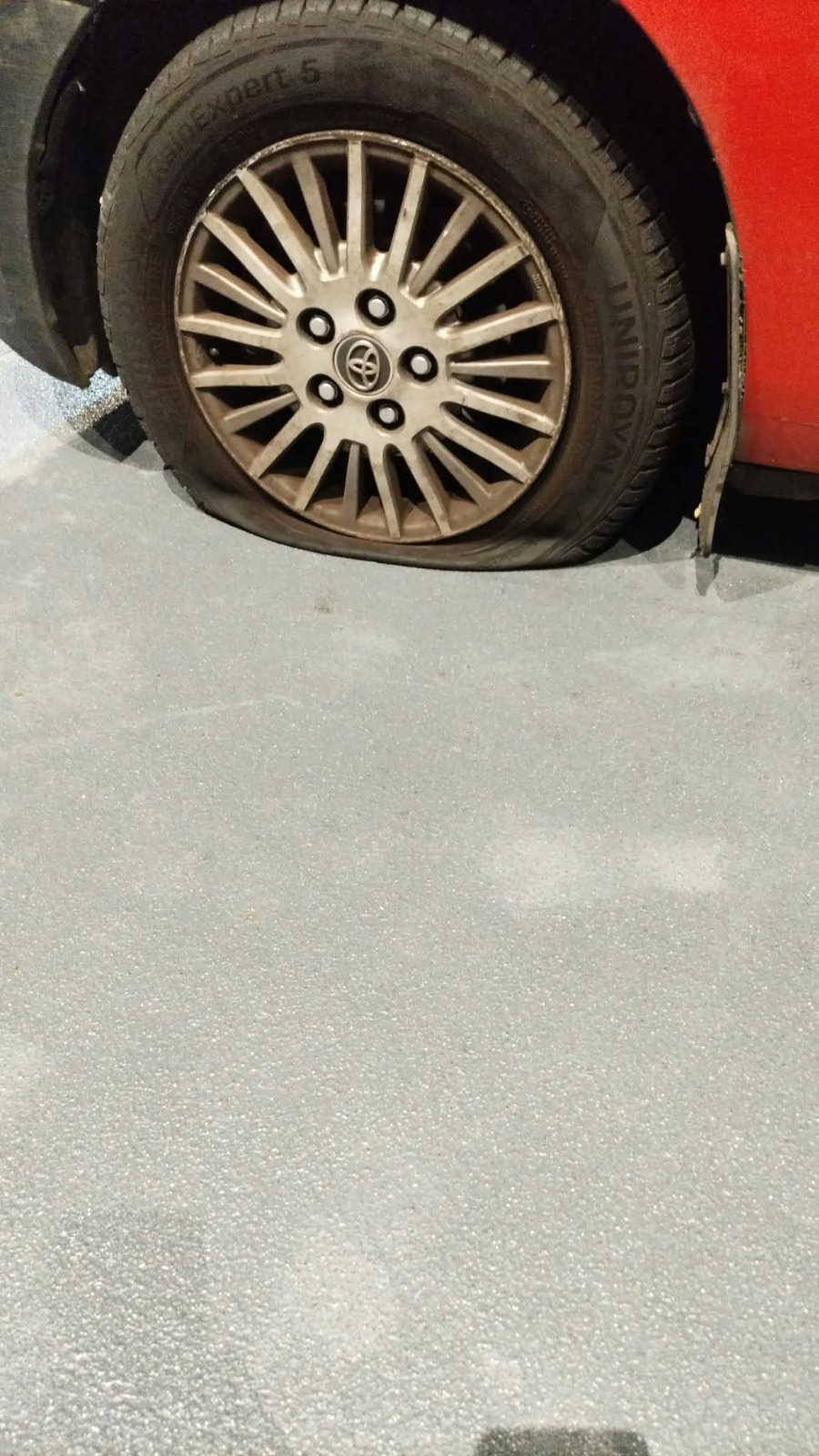 有途經車輛輪胎遭刺穿。網上圖片 有途經車輛輪胎遭刺穿。網上圖片