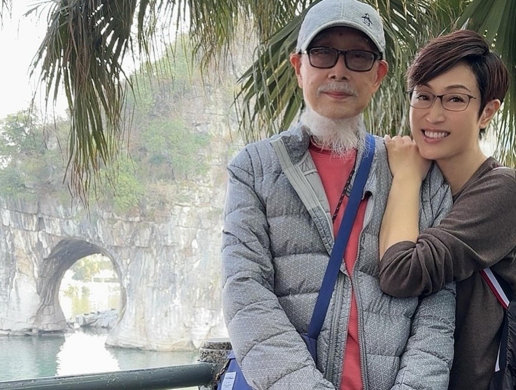 陈法蓉和爸爸去旅行。