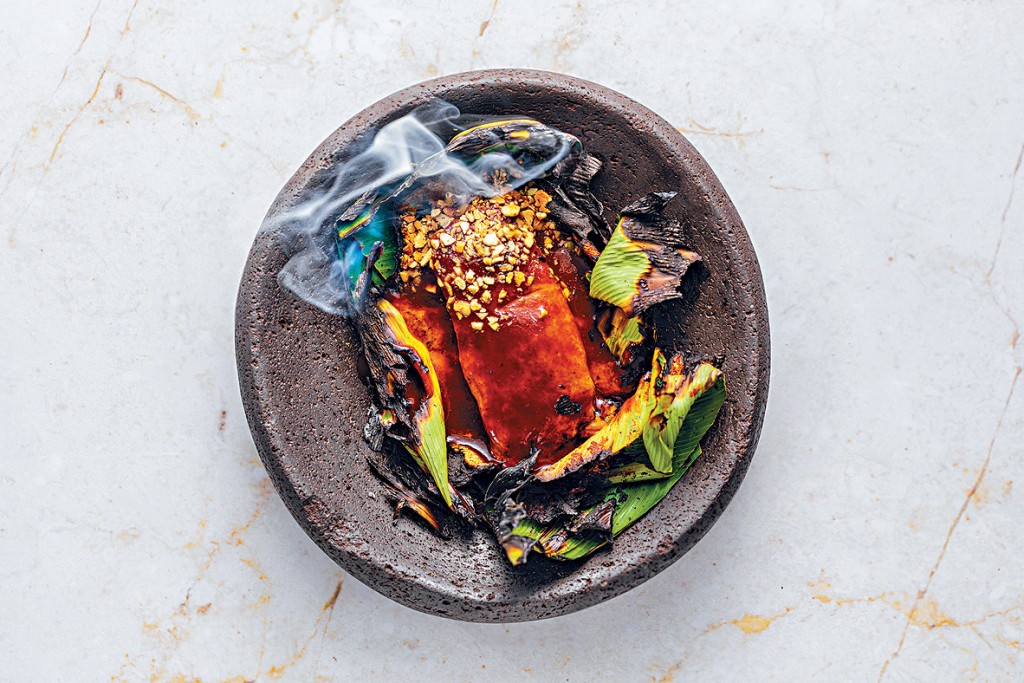 以發酵番茄醃料、烤番茄醬與南瓜子伴煙燻鱸魚的「Solalá」菜式。