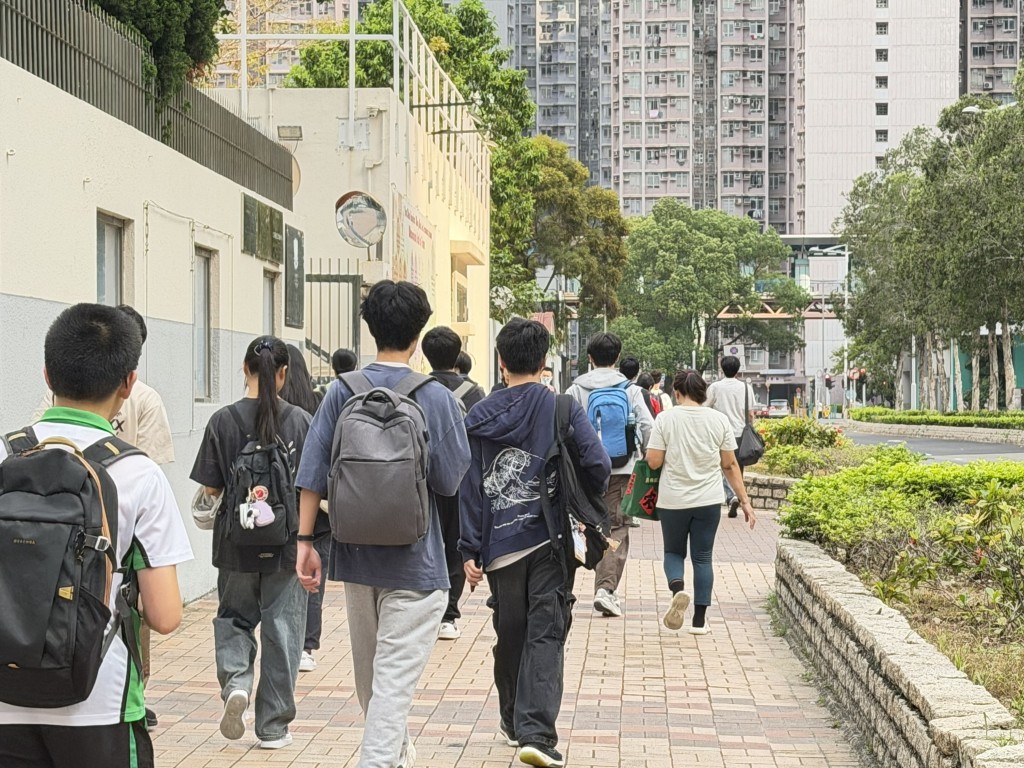 约8时许考生陆续抵达试场,准备英文科聆听卷考试。 佘丹薇摄 约8时许考生陆续抵达试场,准备英文科聆听卷考试。 佘丹薇摄