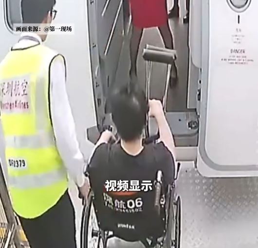 鄭智化在登機時全程獲工作人員攙扶，並非無人協助「連滾帶爬」。第一現場