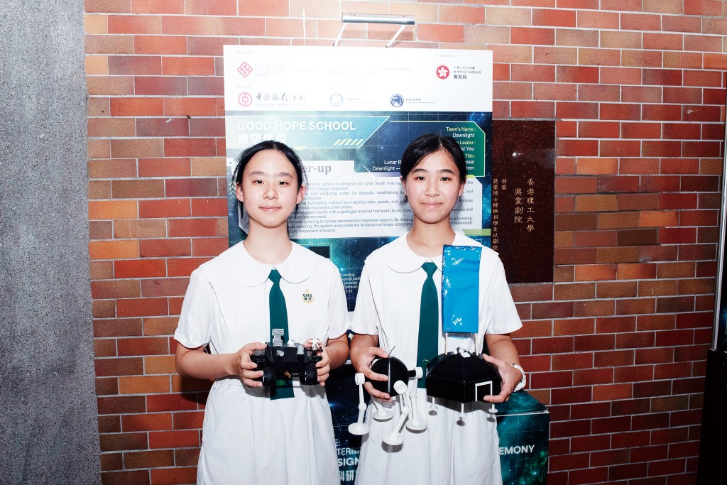 亞軍德望學校團隊打破單一全能機械人局限，研發出分工明確的「多機械人協作系統」，其跳躍探測器靈感源自袋鼠，能適應複雜地形，並將太空環保回收概念融入設計方案。  