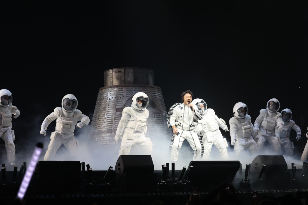 陈奕迅一身太空人装现身。