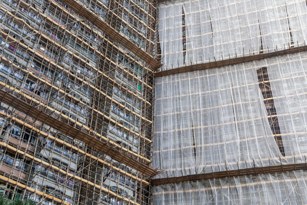 他又透露合規格的阻燃棚網，其網格會較為緊密，重量亦會較重，用火機燃點樣本，非阻燃棚網雖然仍會燒著，但不會搶火。