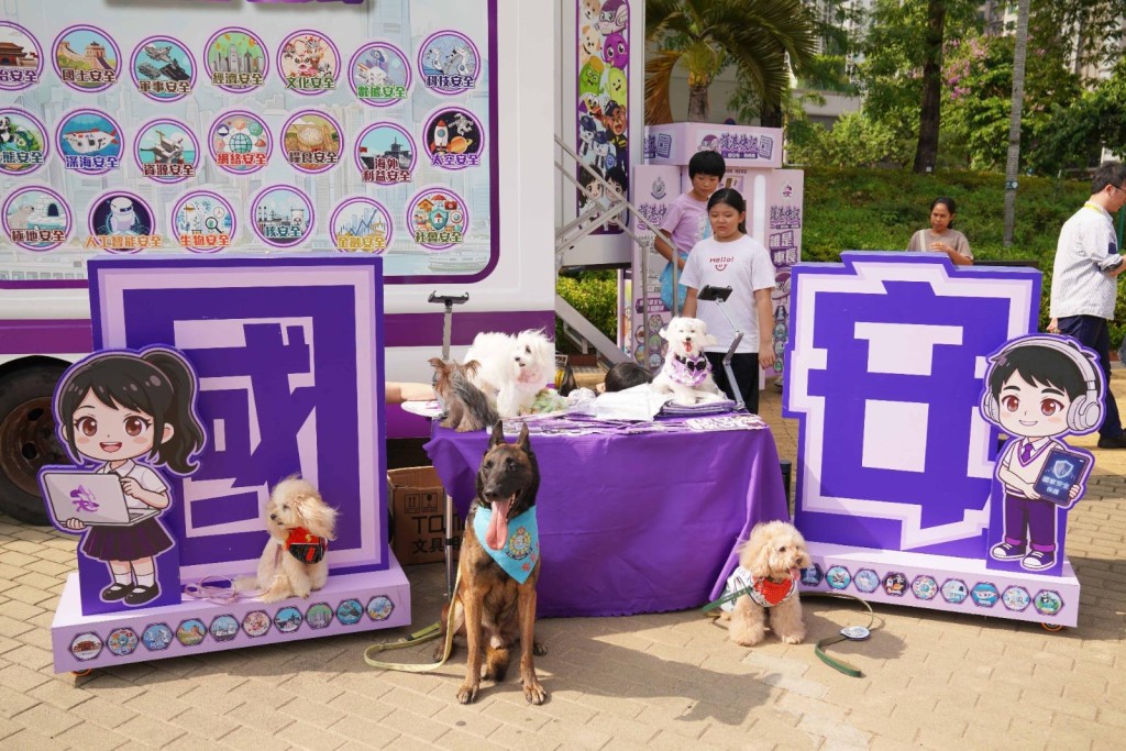 狗主帶同愛犬齊集全新國安號前打卡,擺甫士,留下一張張歡樂合照。 狗主帶同愛犬齊集全新國安號前打卡,擺甫士,留下一張張歡樂合照。
