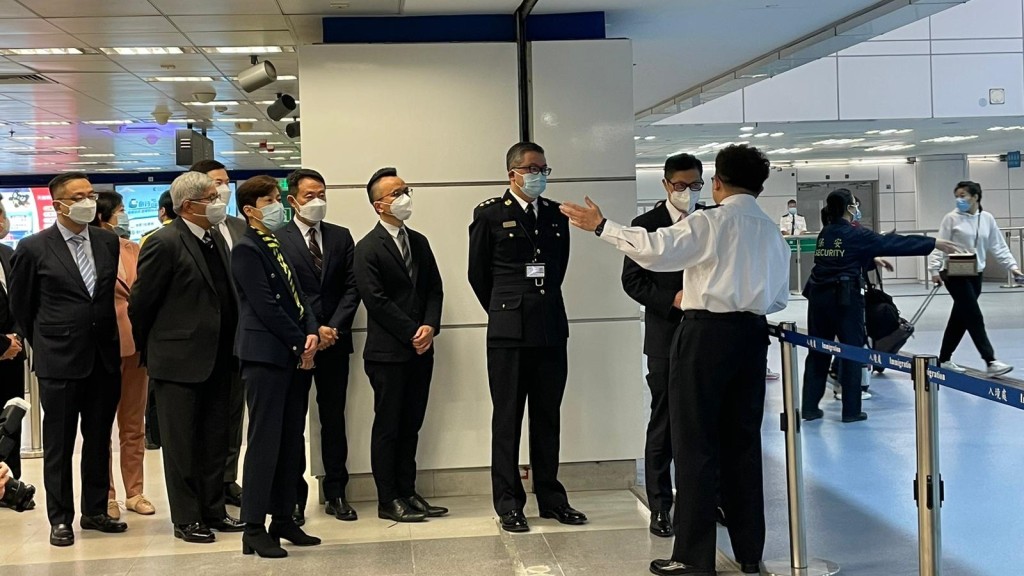 保安局局长邓炳强下午1时到站巡视出入境情况。（谢宗英摄）