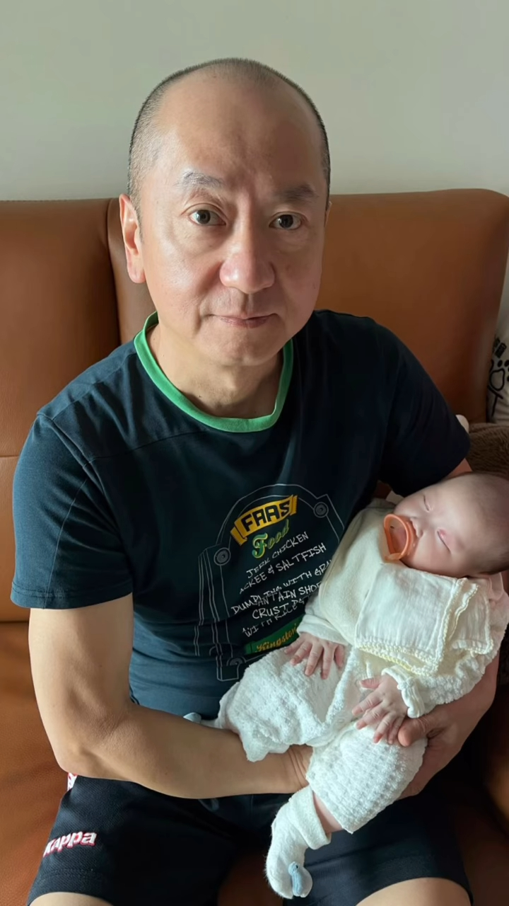 其间高钧贤在影片中亦有晒出家人抱著女儿的照片。